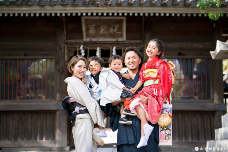 みんなで着物かっこいい♪お父さんは力持ちでした！鳥飼八幡宮で七五三のお参り