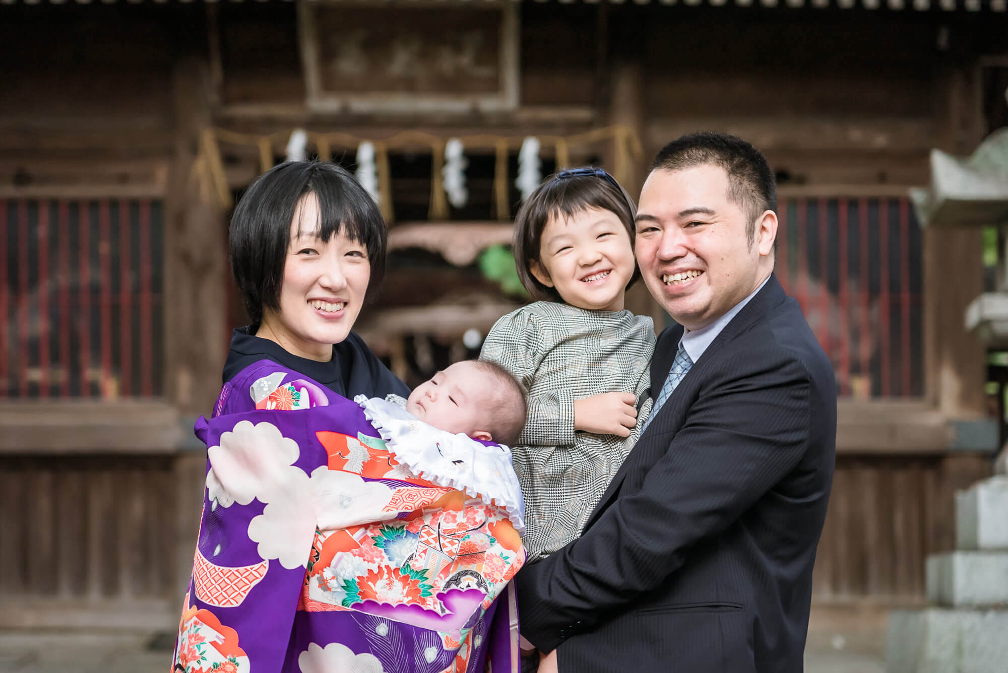 鳥飼八幡宮でお宮参りの出張撮影、いつも穏やかで笑顔が素敵なファミリーです♡