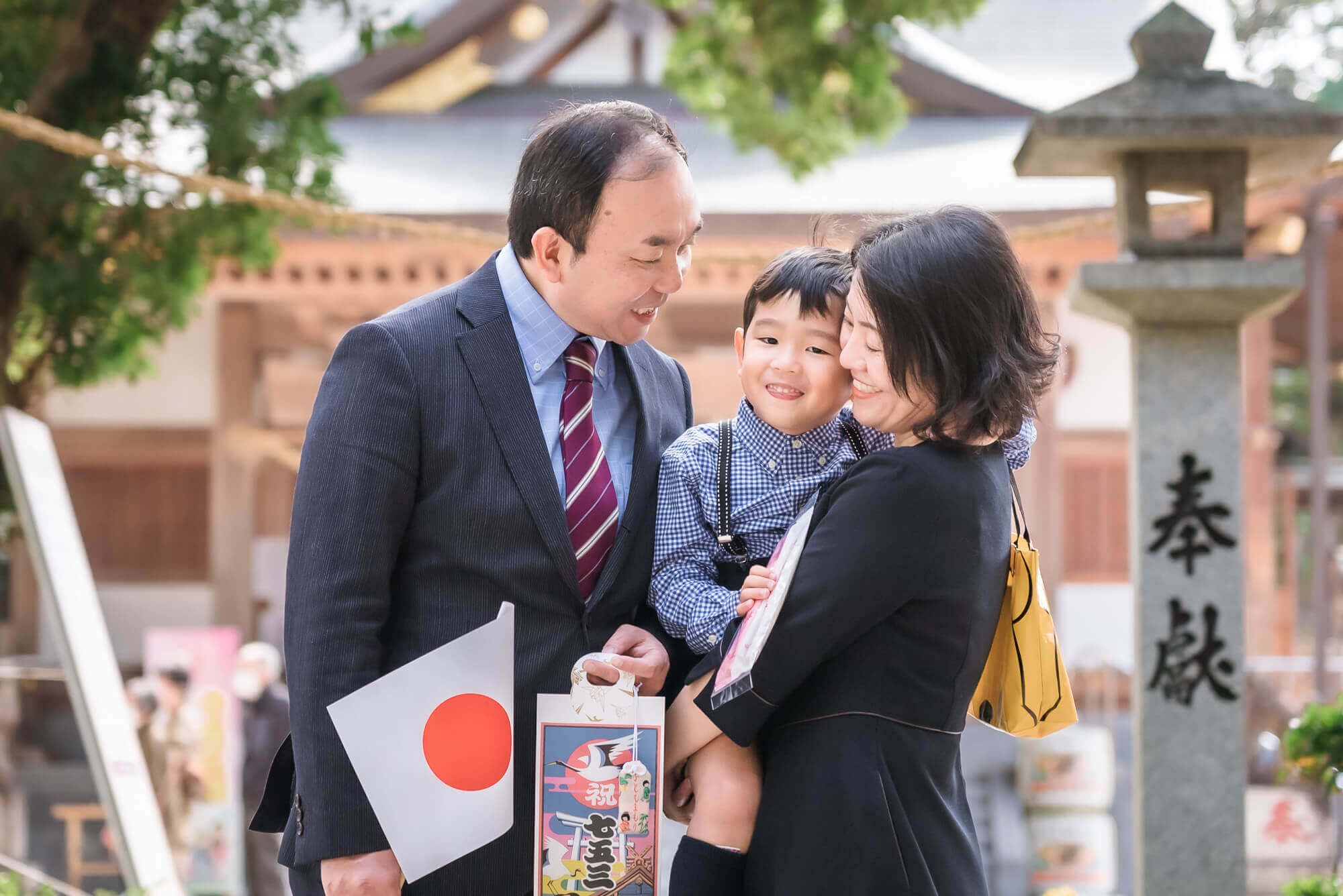 高宮八幡宮で七五三の出張撮影、すっごい元気で好奇心旺盛な男の子、お父さんお母さん、本当に大変だったと思います!