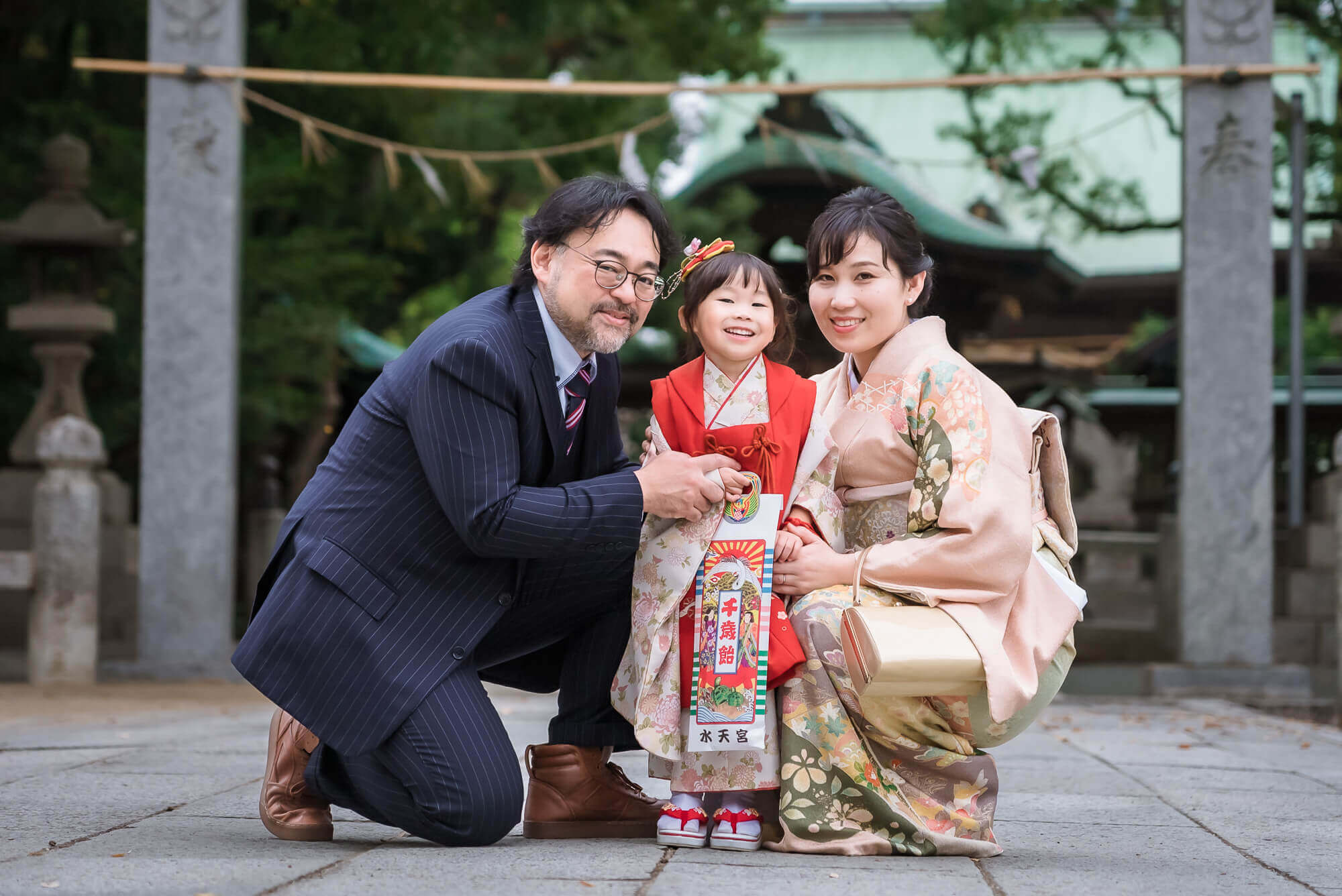 久留米水天宮で七五三の出張撮影、最初から最後までニコニコ笑顔の女の子、写真に撮られるのも楽しそうでしたよ♡