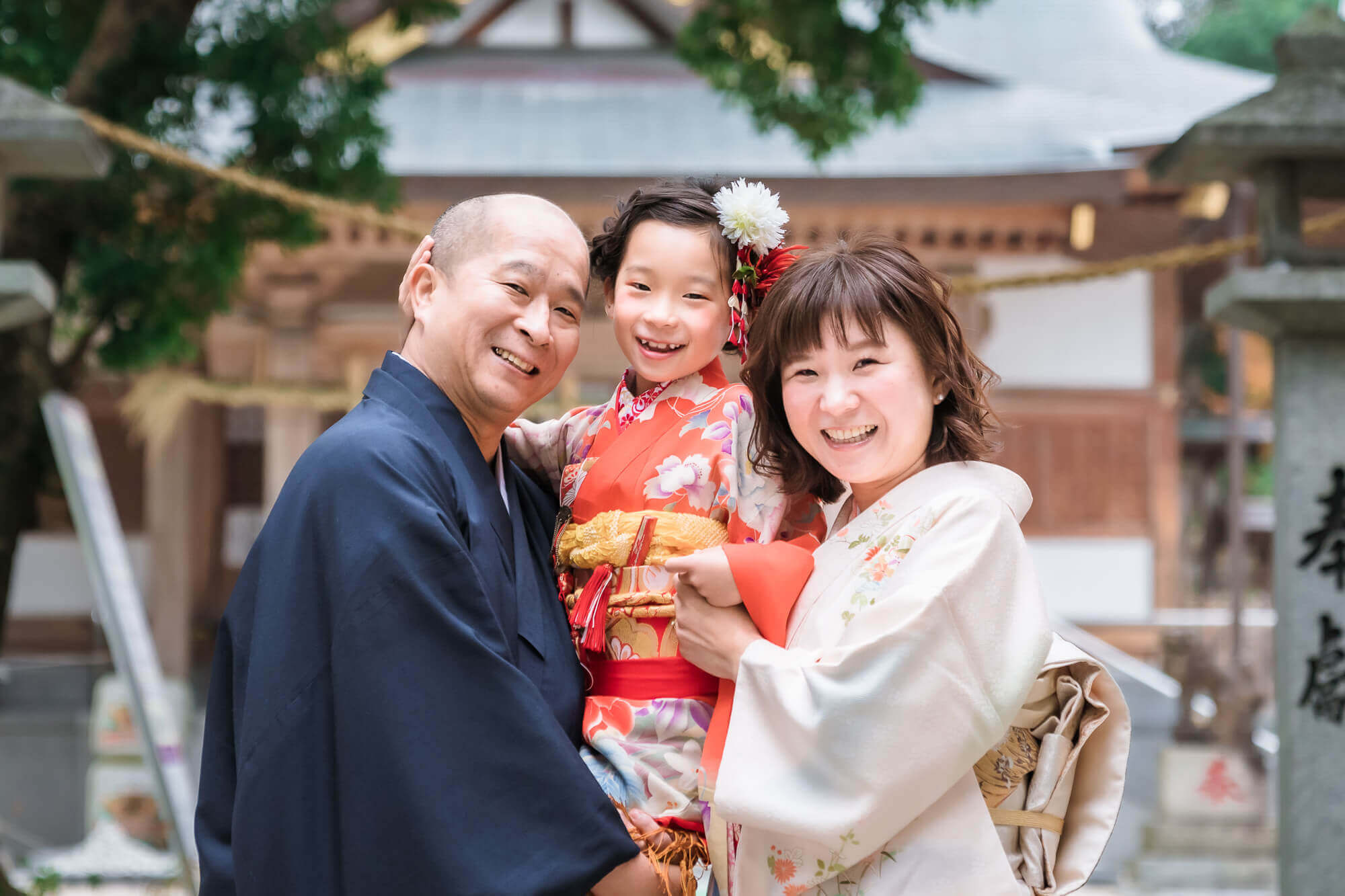 高宮八幡宮で七五三の出張撮影、赤橙色のアンティーク着物にとびっきりの笑顔がとても印象的でした☆