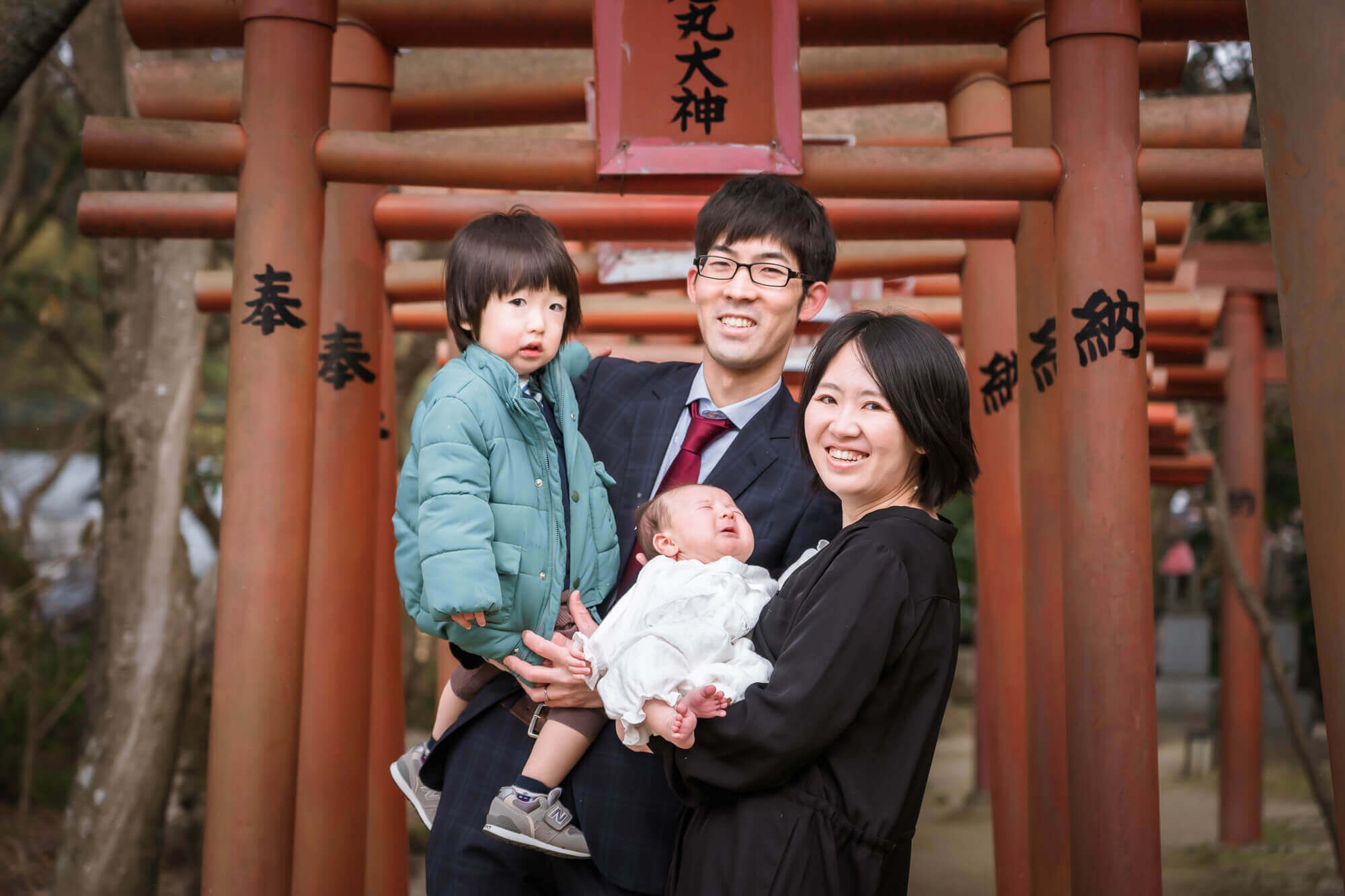 竈門神社でお宮参りの出張撮影、寒さ限界なのに上着を脱いで撮らせてもらった一枚がとても印象的でした♡