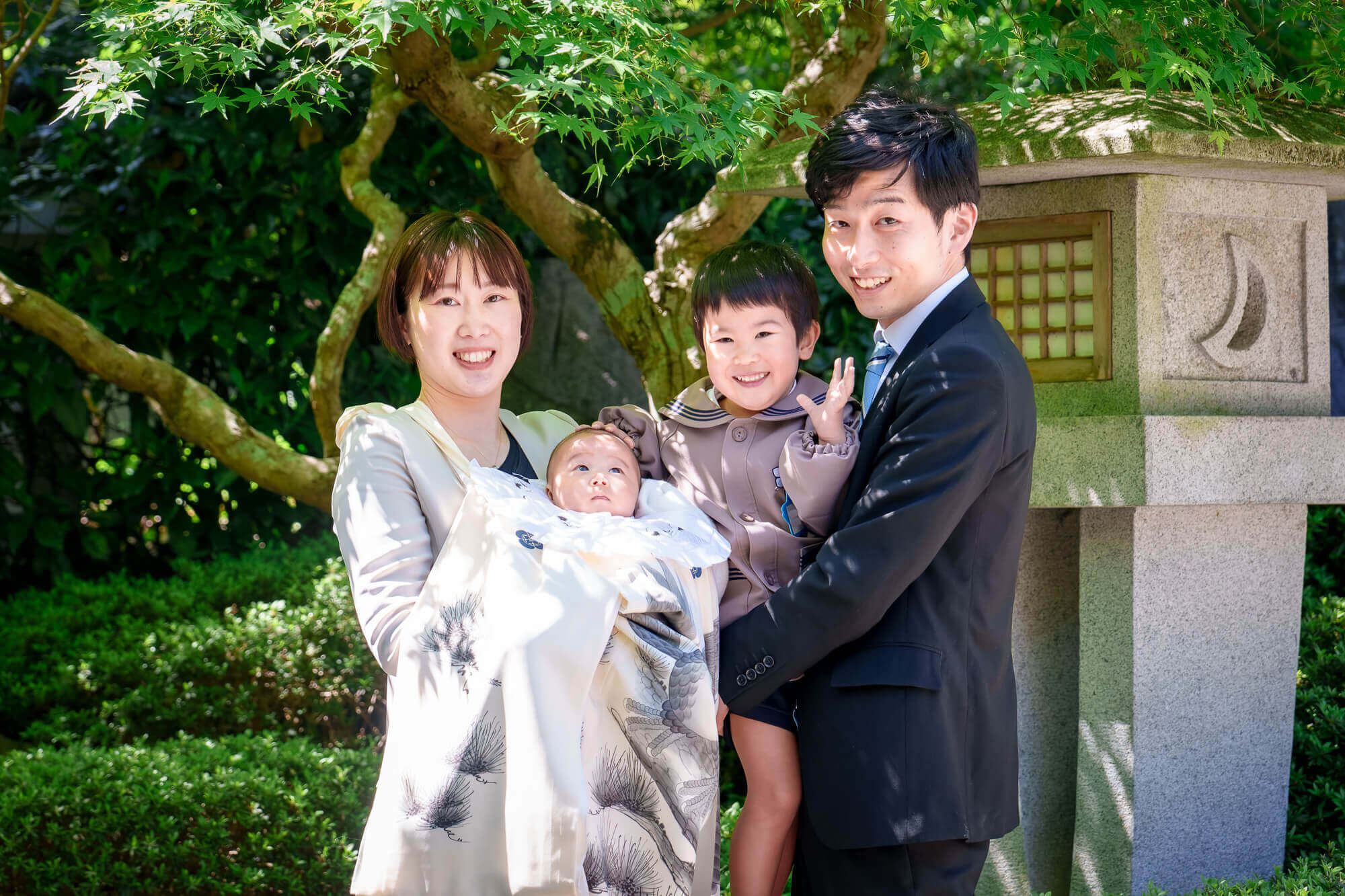 飯盛神社でお宮参りの出張撮影、おじいちゃんおばあちゃんの嬉しそうな表情がとても印象的でした♡