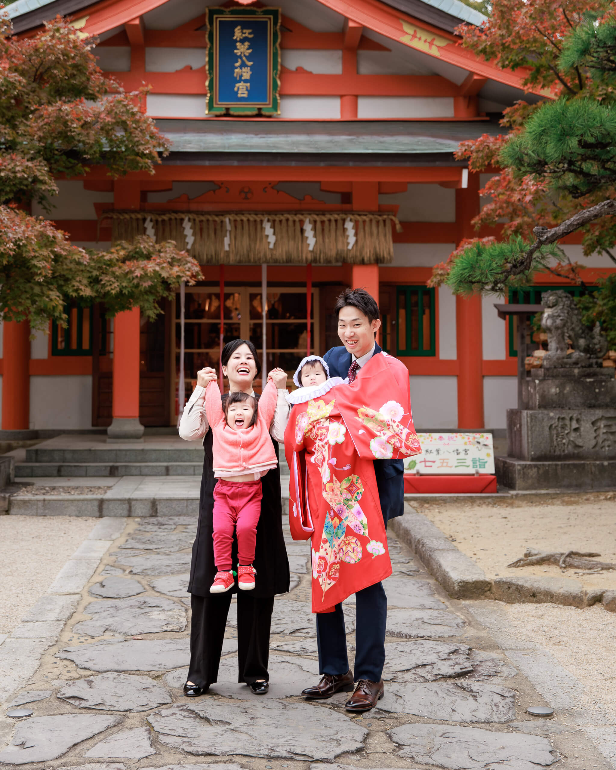 紅葉八幡宮でお宮参りのロケーションフォト出張撮影
