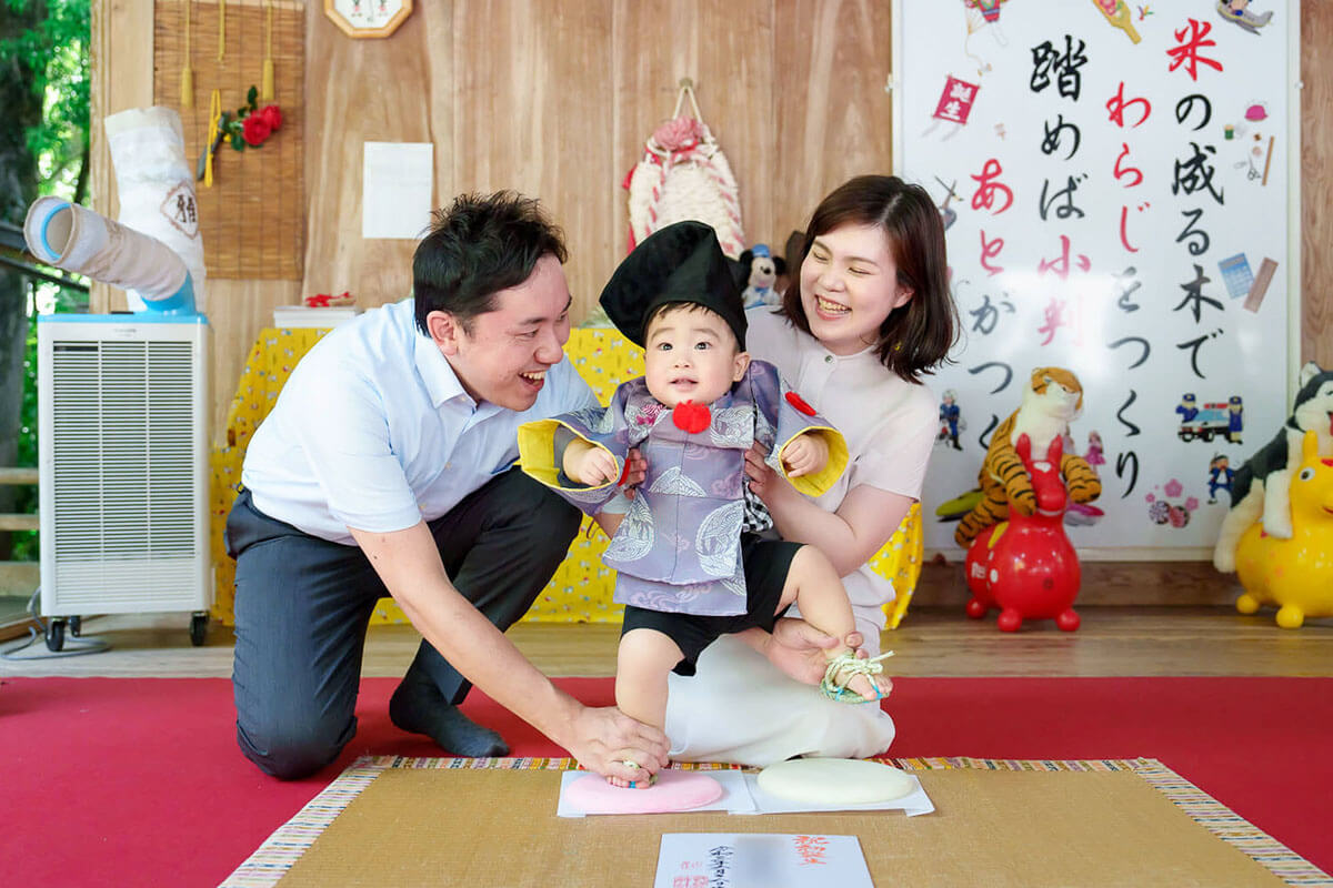 飯盛神社での一歳餅踏み撮影